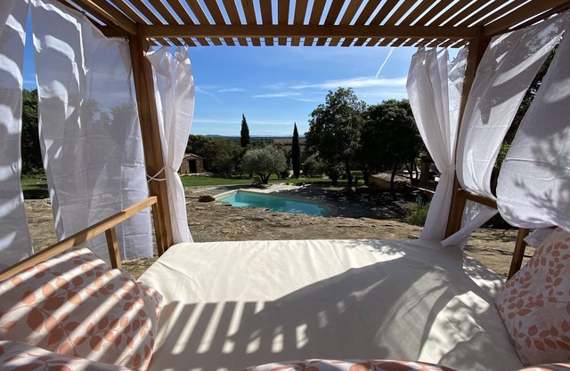 Discover our charming mas with swimming pool for rent in Provence.