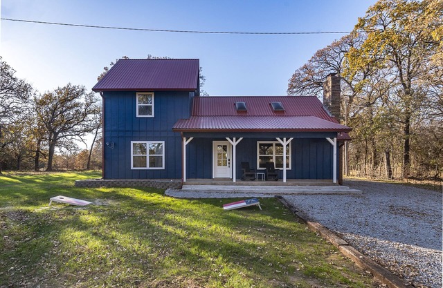 Discover relaxation in Marietta's cozy 3-bedroom cabin near WinStar