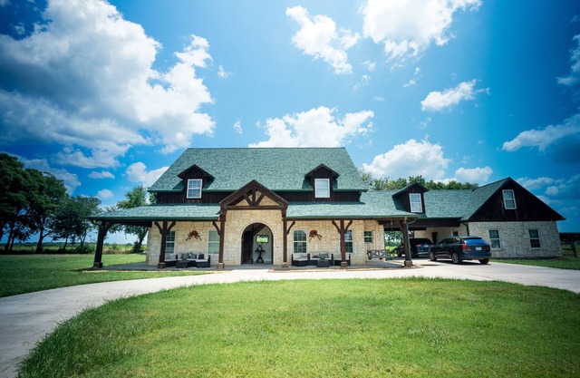 Discover the charm of our ranch getaway!
