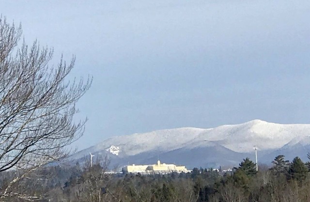 Discover tranquility in the White Mountains, your perfect 3-bed retreat