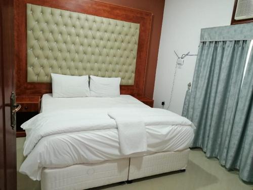 Discovery Furnished Apartments (Al-Amerat)