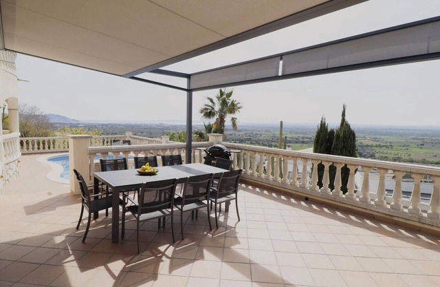 Disfruta de esta casa con fantásticas vistas, piscina y jardín privado situada en Can Isaac, Palau Saverdera, Costa Brava