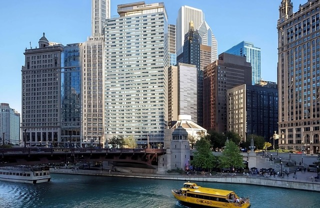 Dive Into Your Dream Vacation! Near Bridgehouse and Chicago River Museum!