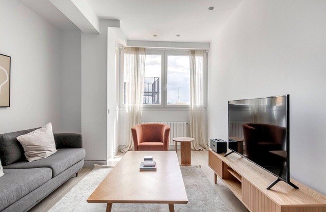 Divine Almagro 2BR w/Elevator, near Dining & Stores, by Blueground