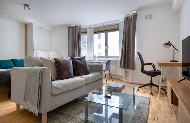 Divine City of London Studio w/Concierge, nr Station, by Blueground
