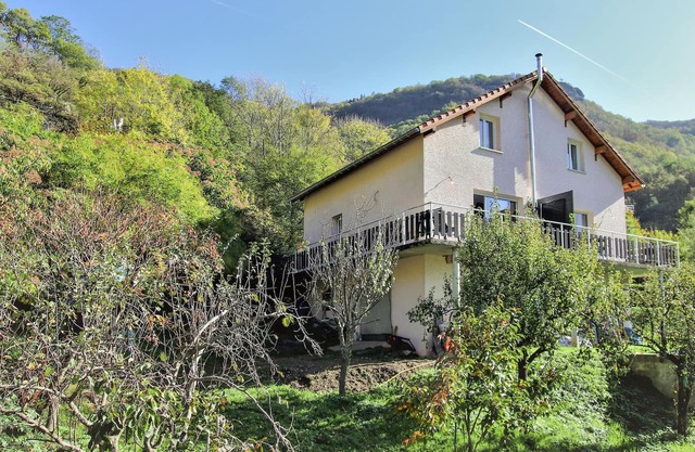 Do you dream of peace and closeness to nature? Then this fantastically located vacation home with pa