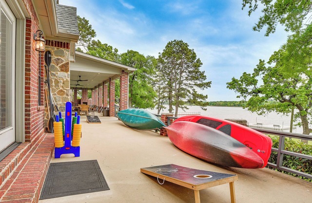 Dock & Game Room: Alvarado Lake Getaway!