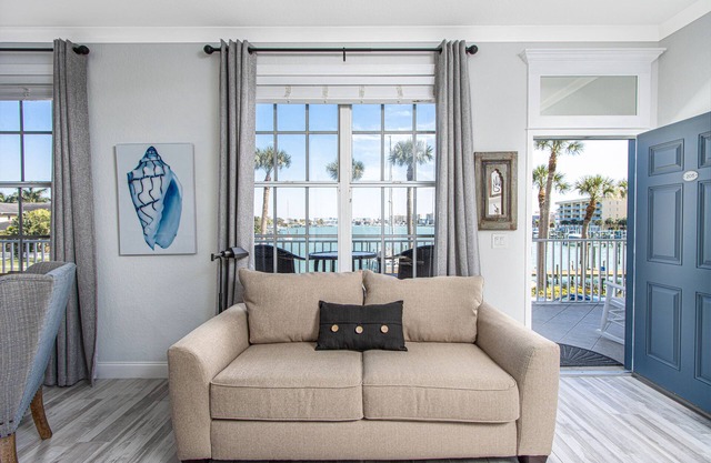Dock Holiday-Luxury Waterfront, Great Views, Pool, Parking, Walk Everywhere!