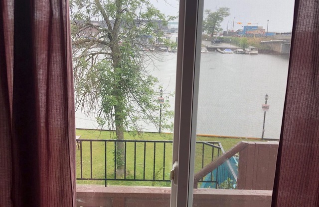 Dock Life Beach 1 - Cottage 12, Riverview, 1 Bedroom, 3 min walk to Beach 1