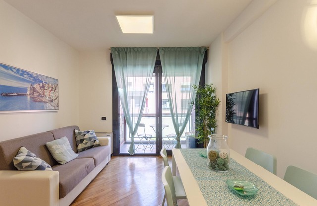 Dock of the Bay Genova 2b/1b + 1 private garage and balcony + 1 Extra garage