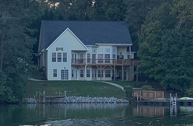 Dockside Daze - Lake Norman Lakefront property with plenty of space