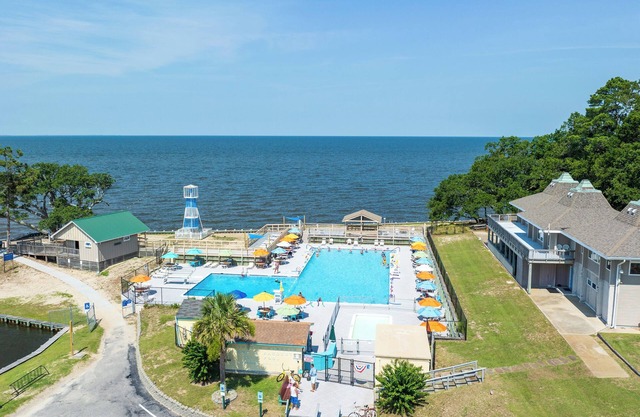 Dockside Dream: Canalfront, Hot Tub, Elevator