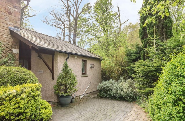 DOE FOOT COTTAGE, with a garden in Ingleton