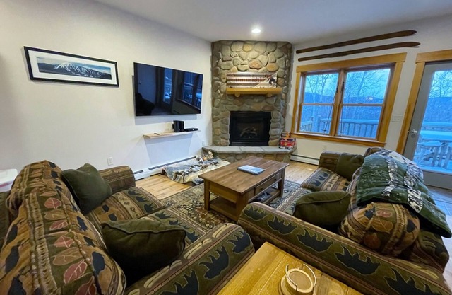 Dog Friendly SugarloafCondo- Ski, Snowboard, Golf or Hike!