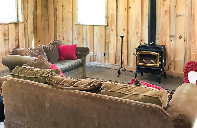 Dog-friendly 20-acre glamping camp with 2 cabins & firepit - near Columbia River