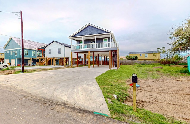 Dog-friendly 2nd-floor home with deck, streaming, grill, patio, washer/dryer, AC