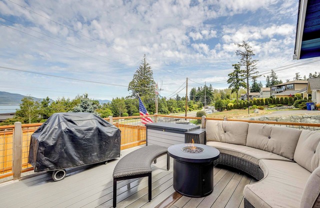 Dog-Friendly Anacortes Retreat w/Shared Hot Tub!