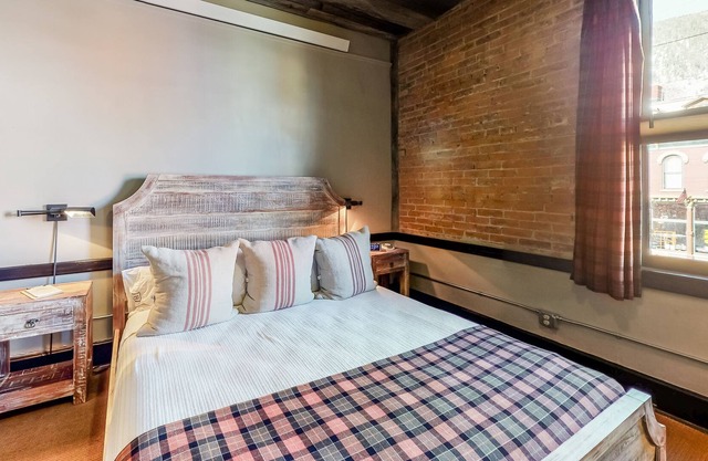 Dog-friendly and lovely suite with free WiFi & a kitchenette in a great location