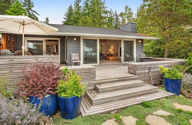 Dog-friendly bayfront home with beach access, firepit, sunset views & fast WiFi
