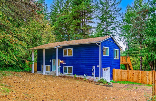 Dog-friendly bayfront home w/free WiFi, private washer/dryer, waterfont deck