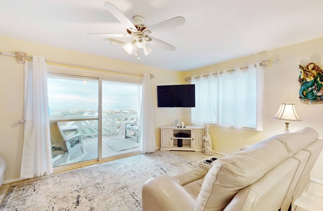 Dog-friendly beachfront townhouse with balcony, 2 bikes, W/D