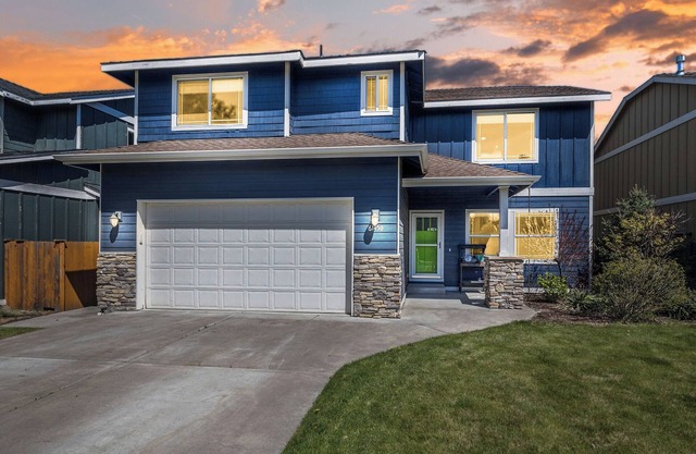 Dog Friendly ~ Bonus Room ~ Fireplace ~ BBQ ~ Fenced Yard ~ Close to Park!