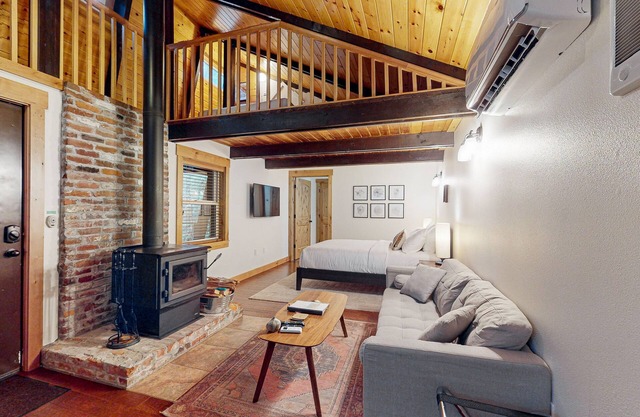 Dog-friendly cabin with deck, hot tub & firepit - walk to Sandy River