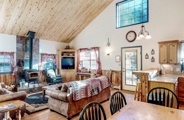 Dog-friendly cabin with wood stove, private hot tub, & riverside firepit