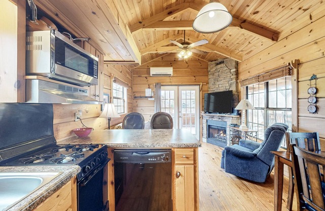 Dog-friendly cabin with hot tub, near Linville Falls & Blue Ridge Parkway