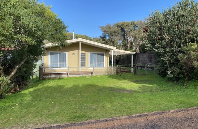Dog friendly close to beach/shops, trampoline, hot outside shower, NBN Wifi