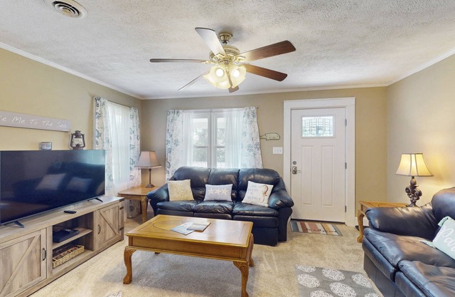 Dog-friendly coastal home with enclosed yard, gas grill and fire-pit