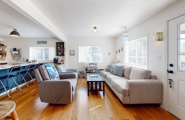 Dog-friendly coastal-themed home with a full kitchen & washer/dryer