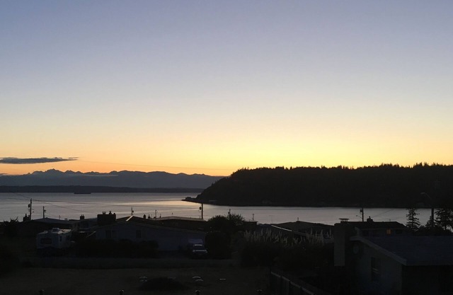 Dog friendly, community beach, tennis, hot tub, view!