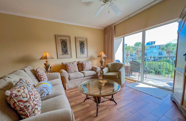 Dog-friendly condo with pool, hot tub, private balcony, AC, & washer/dryer