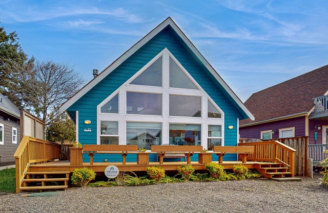 Dog-friendly cottage with WiFi, fireplace, full backyard, & ocean views