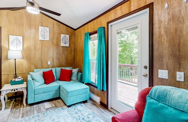 Dog-friendly cottage in the mountains with a spacious deck, grill, firepit, & AC