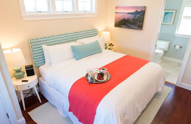 Dog Friendly Cottages w/easy access to Newport, beaches, trails and vineyards
