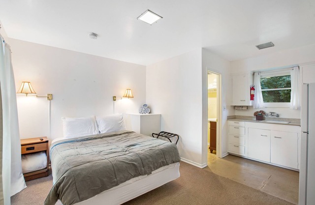 Dog-friendly cottage close to the water with firepit - walk to Morehead Park