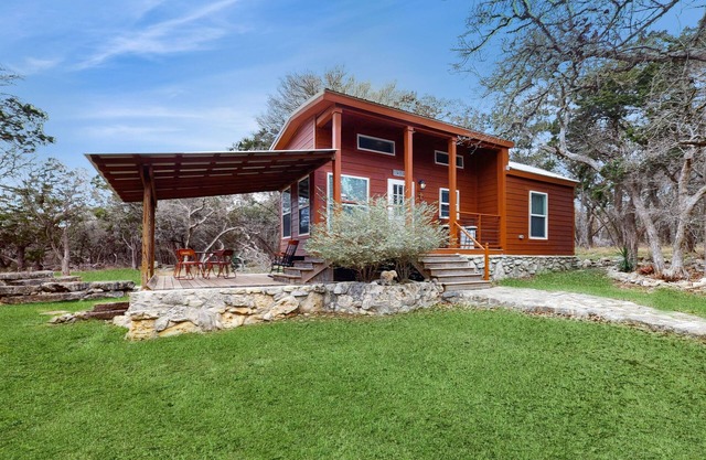 Dog-friendly cottage with living and dining space, patio at quiet location