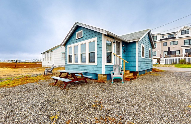 Dog-friendly cottage with amazing sunset views, across the street from beach