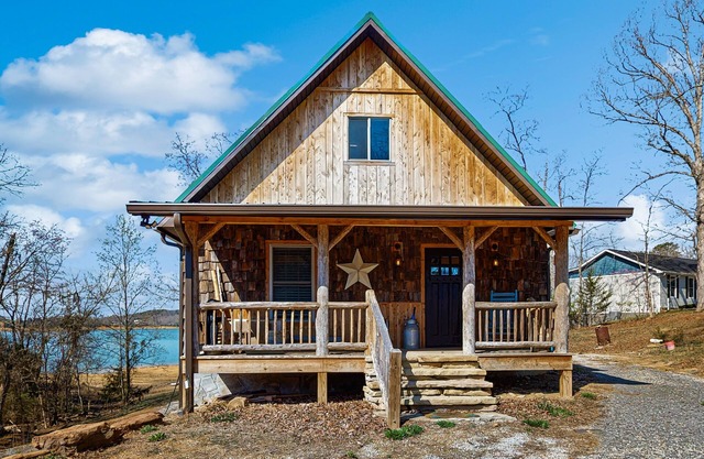 Dog friendly cozy lake front cabin w/Wi-Fi, dual decks, private dock, play yard