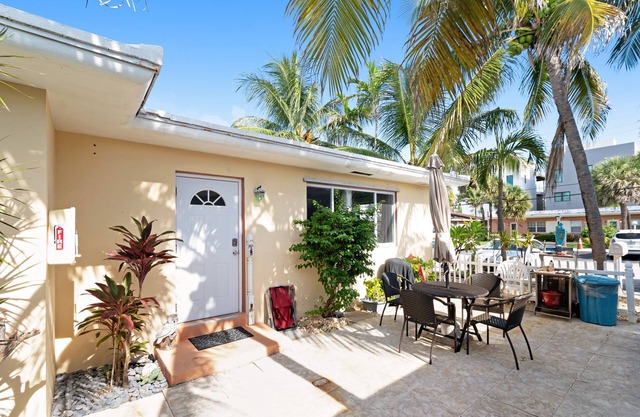 Dog-friendly duplex with communal patio, dining area, & grill