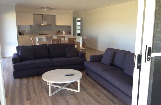 Dog Friendly, Fully Fenced Near New Holiday House. Free Wi-Fi & Netflix