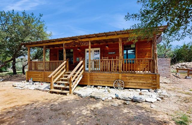 Dog-friendly gem on 11 acres w/valley views, deck, gas grill, fireplace, hot tub