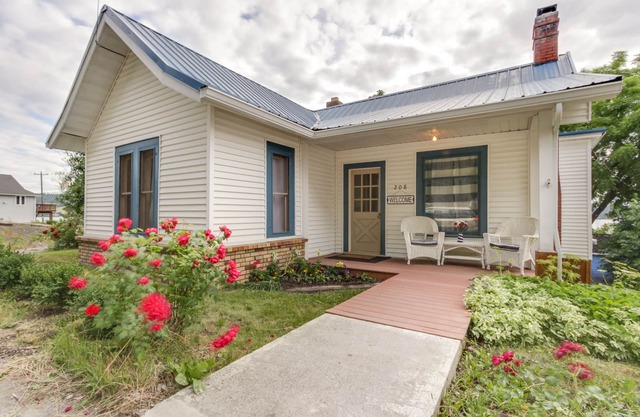 Dog-friendly getaway with large deck & lake view - walk to shops & marina
