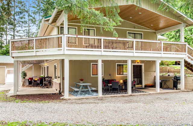 Dog-friendly ground-floor home with spacious patio, gas firepit and grill