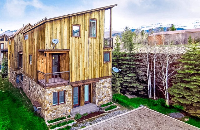 Dog-friendly home close to Telluride with W/D, balcony & yard