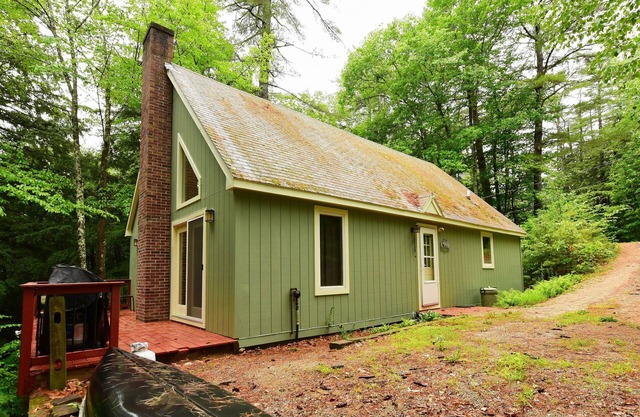 Dog Friendly Home, Close to the Beach w/Canoe, Brookside w/Wooded Yard