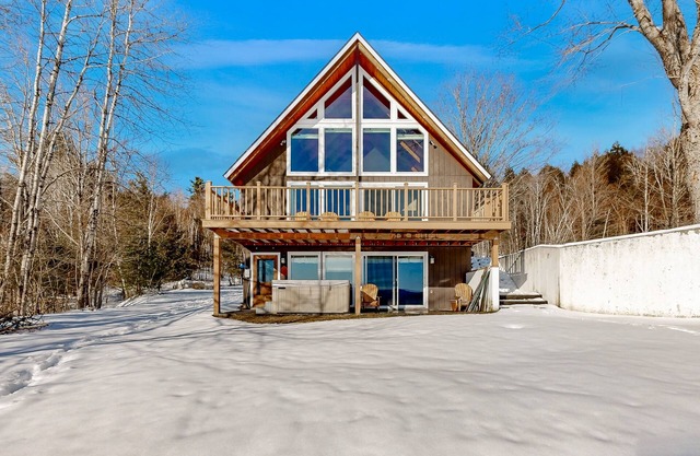Dog-friendly home with panoramic mountain views, grill, deck, & pool table
