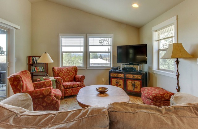 Dog-Friendly Home with Balcony & Grill - One Mile to Downtown and River